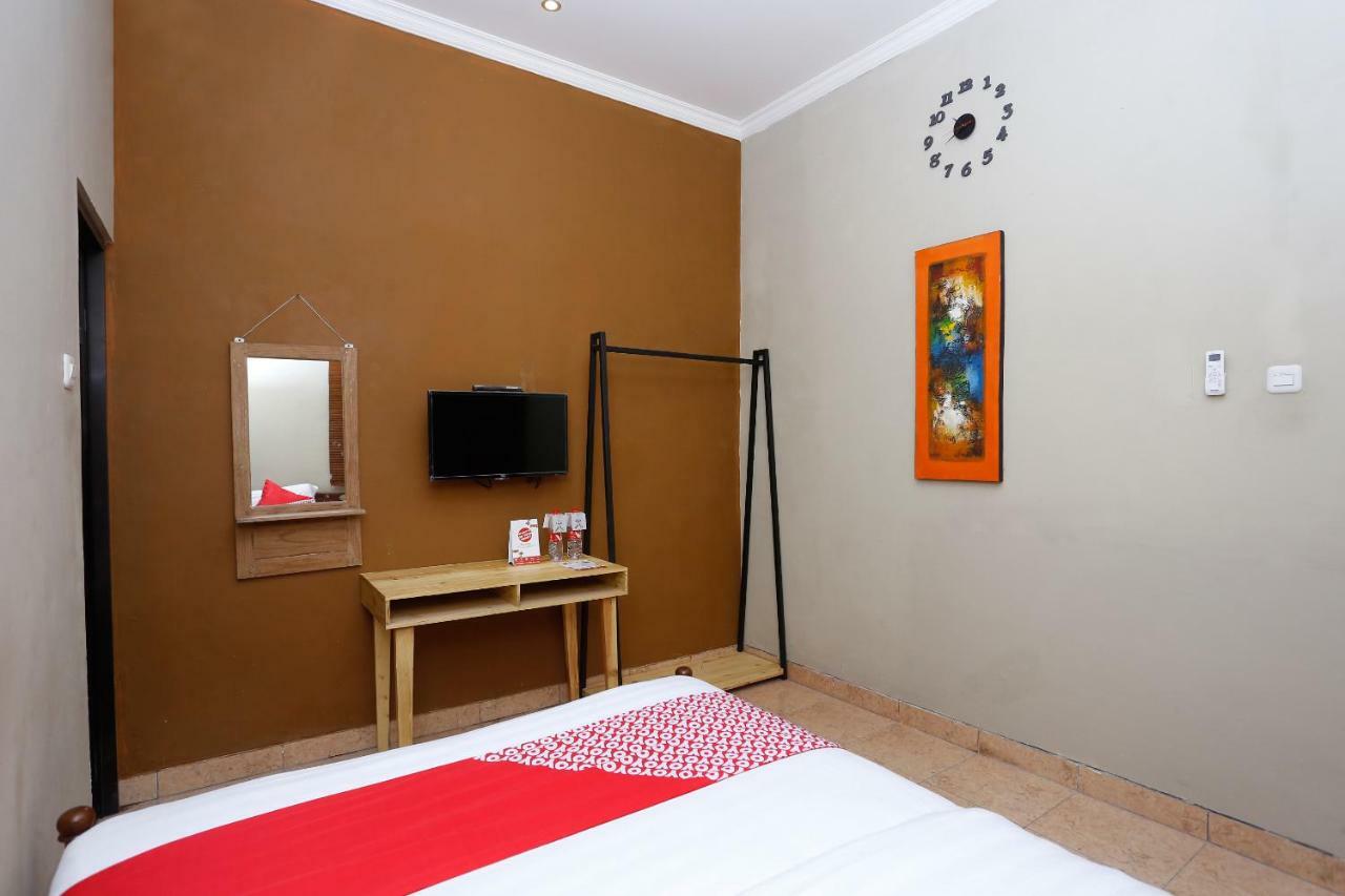 Oyo 1072 Kampung Condro Wulan Guesthouse Maguwo Exterior foto